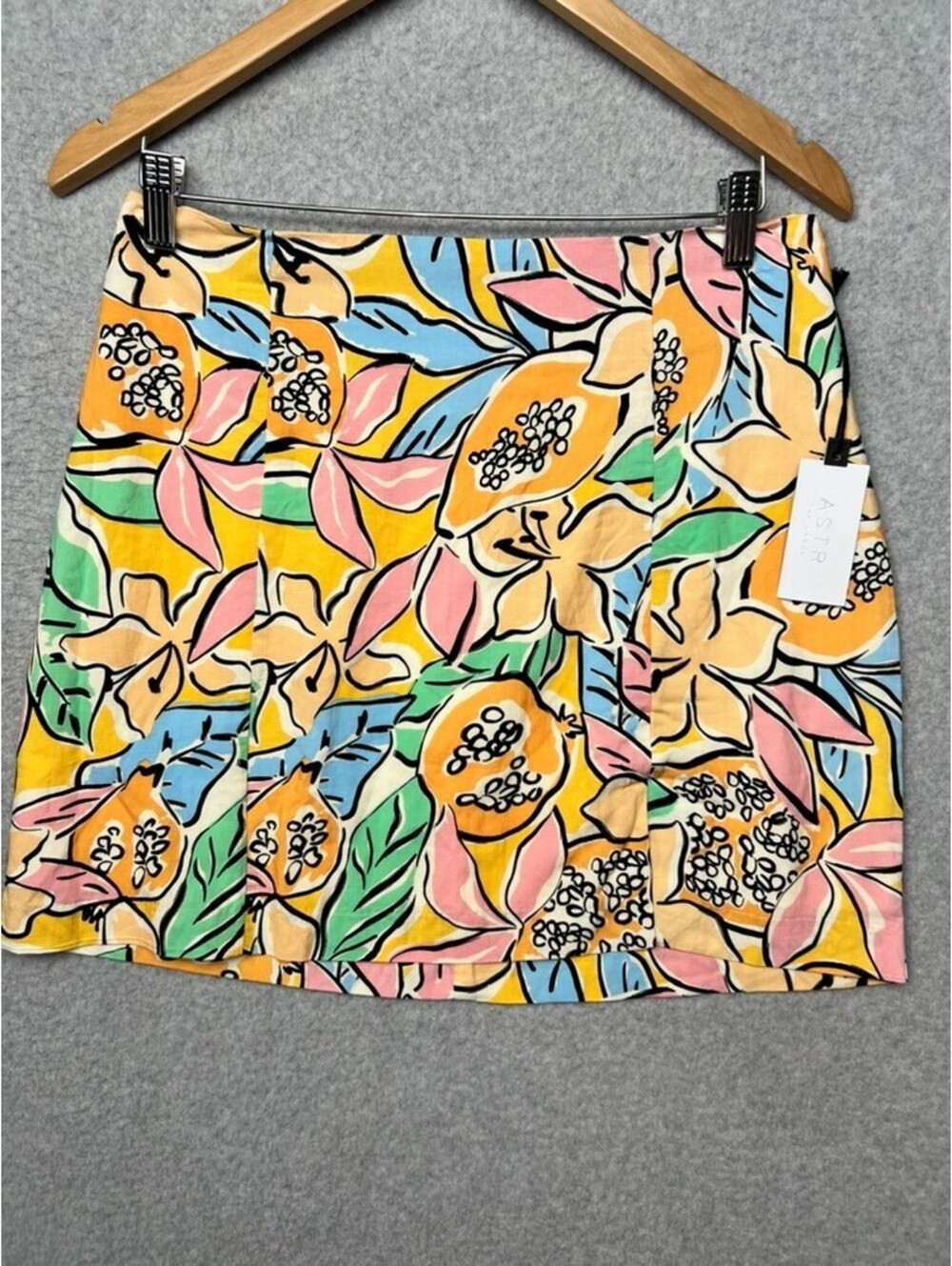 ASTR the Label Covina Tropical Papaya Print Mini Skirt M Vibrant Summer Artsy